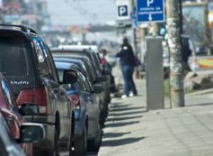 Азаров заставит водителей платить за 10 минут парковки