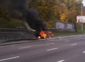 На Набережном шоссе разбился и сгорел Пежо (ФОТО)