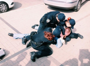 В центре Киева полиция уложила наглого таксиста на асфальт