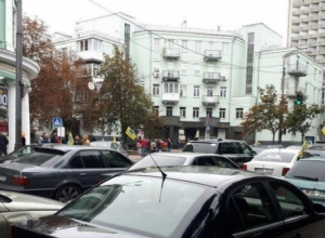 Сторонники авто на еврономерах заблокировали центр Киева